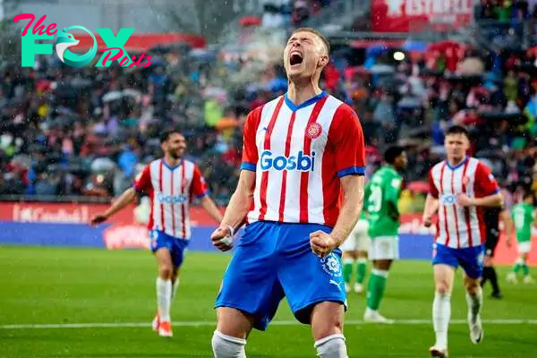 Tenía ganas de marcar Dovbyk. Siete jornadas llevaba el ucraniano sin ver puerta y ante el Betis se desquitó con un doblete fundamental, que le sitúa en lo alto de la tabla de máximos goleadores, con 16 tantos, junto a Bellingham y Budimir. En el primero, anotó un penalti que él mismo provocó; y en el segundo, definió a la perfección en asistencia de Portu.