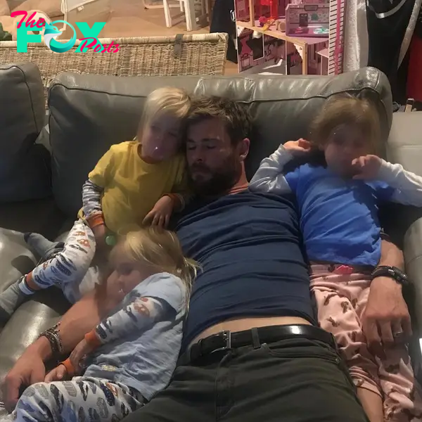 Chris Hemsworth with his three kids.