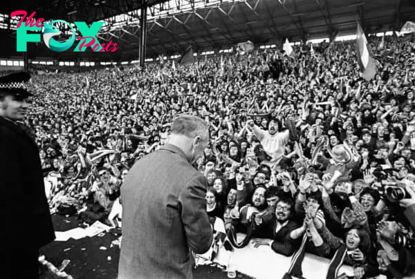 The Kop worships at the feet of Liverpool manager Bill Shankly, 1973 (PA Images / Alamy Stock Photo)