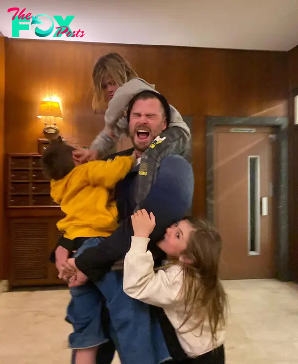 Chris Hemsworth with his three kids.