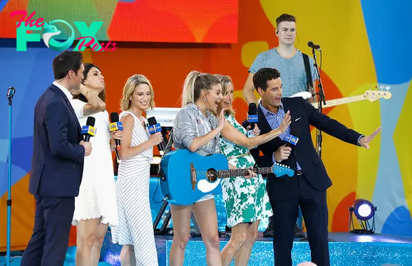 Kelsea Ballerini, Cecilia Vega, Amy Robach ,Lara Spencer and Rob Marciano during "Good Morning America" in 2018.