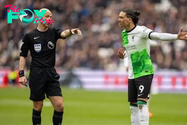 LONDON, ENGLAND - Saturday, April 27, 2024: Liverpool's Darwin Núñez (R) appeals to referee Anthony Taylor after another wrong decision from the official during the FA Premier League match between West Ham United FC and Liverpool FC at the London Stadium. The game ended in a 2-2 draw. (Photo by David Rawcliffe/Propaganda)