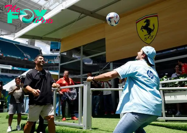 Ahead of Sunday’s Miami Grand Prix, Ferrari’s Carlos Sainz Jr joined Inter Miami soccer star Luis Suárez for some head tennis and keepie-uppies.