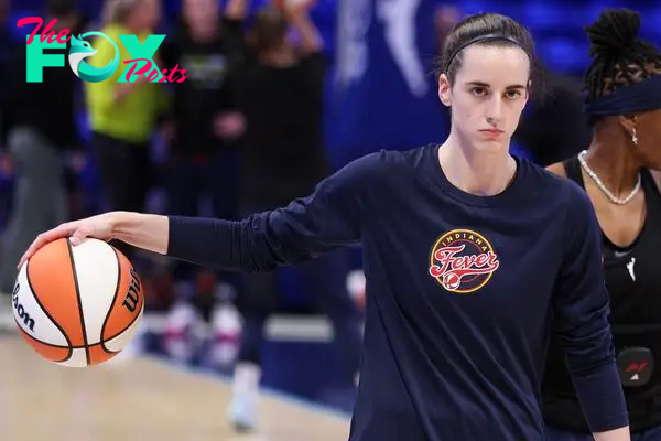 Caitlin Clark #22 of the Indiana Fever warms up