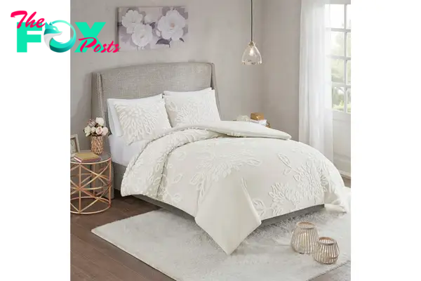 A white bedspread