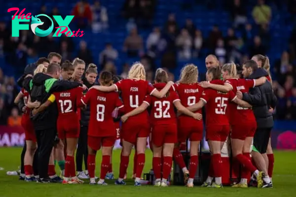 LONDON, ENGLAND - Saturday, November 18, 2023: Liverpool players listen to manager Matt Beard after the FA Women’s Super League game between Chelsea FC Women and Liverpool FC Women at Stamford Bridge. (Photo by David Rawcliffe/Propaganda)