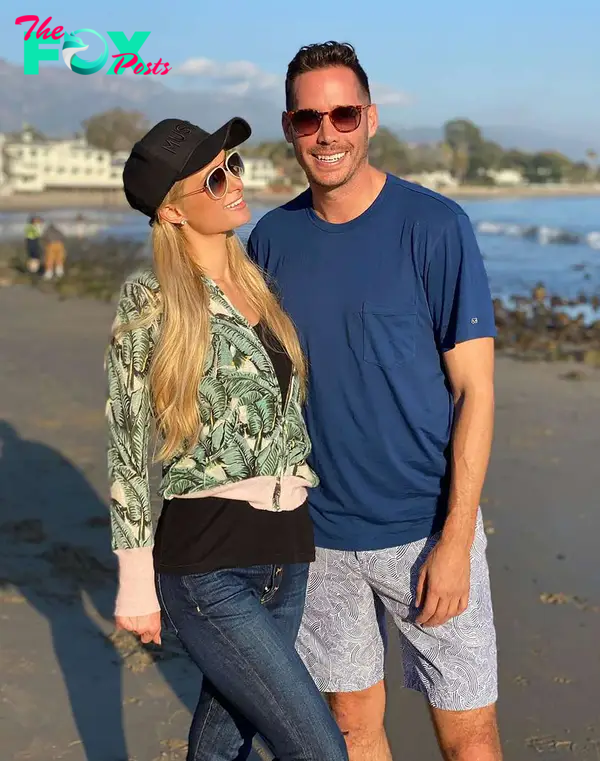 Carter Reum and Paris Hilton at the beach.