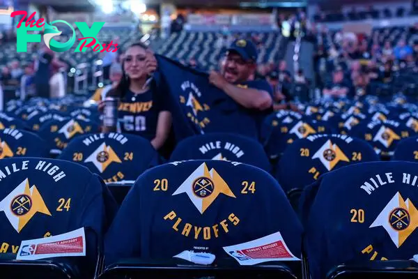 Denver (United States), 04/05/2024.- Fans in the stands look over the t-shirts placed on their seats before game one of the Western Conference semifinal series between the Minnesota Timberwolves and the Denver Nuggets at Ball Arena in Denver,Colorado, USA, 04 May 2024. (Baloncesto) EFE/EPA/DUSTIN BRADFORD SHUTTERSTOCK OUT
