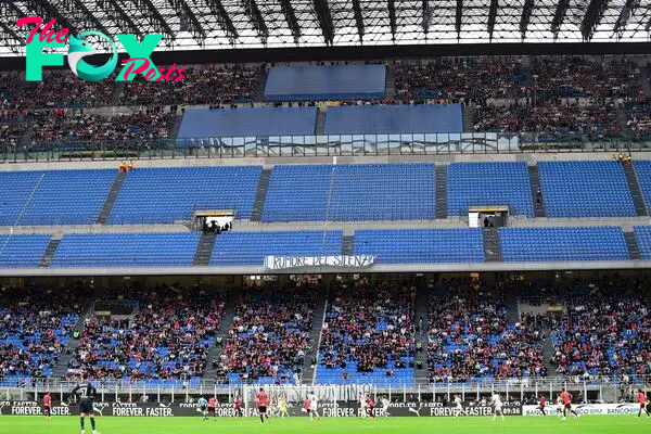 Protesta de los aficionados del Milan en San Siro.