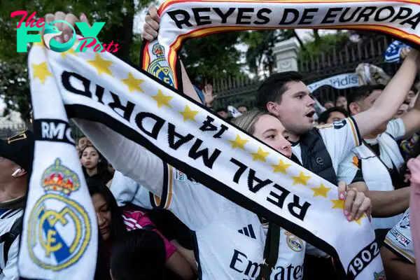 Despite the lack of an official celebration, Real Madrid fans still gathered at Cibeles after the league title was confirmed.