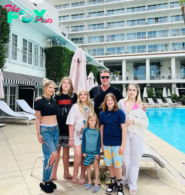 Tori spelling and dean Mcdermott with their kids