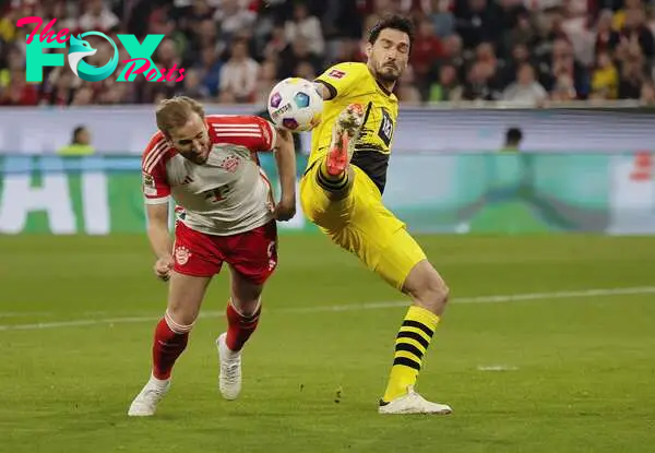 Munich (Germany), 30/03/2024.- Munich's Harry Kane (L) in action against Dortmund's Mats Hummels (R) during the German Bundesliga soccer match between FC Bayern Munich and Borussia Dortmund in Munich, Germany, 30 March 2024. (Alemania, Rusia) EFE/EPA/RONALD WITTEK CONDITIONS - ATTENTION: The DFL regulations prohibit any use of photographs as image sequences and/or quasi-video.
