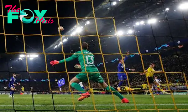 Soccer Football - Champions League - Quarter Final - Second Leg - Borussia Dortmund v Atletico Madrid - Signal Iduna Park, Dortmund, Germany - April 16, 2024  Borussia Dortmund's Niclas Fullkrug scores their third goal past Atletico Madrid's Jan Oblak REUTERS/Thilo Schmuelgen