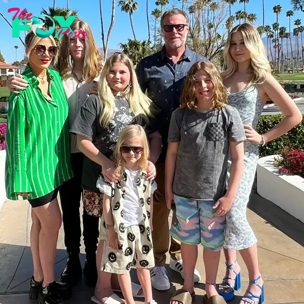 Tori Spelling and Dean McDermott with their kids