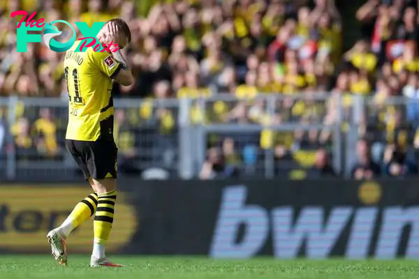 Dortmund (Germany), 04/05/2024.- Dortmund's Marco Reus hides his face as he is withdrawn from the German Bundesliga soccer match between Borussia Dortmund and FC Augsburg in Dortmund, Germany, 04 May 2024. (Alemania, Rusia) EFE/EPA/CHRISTOPHER NEUNDORF CONDITIONS - ATTENTION: The DFL regulations prohibit any use of photographs as image sequences and/or quasi-video.
