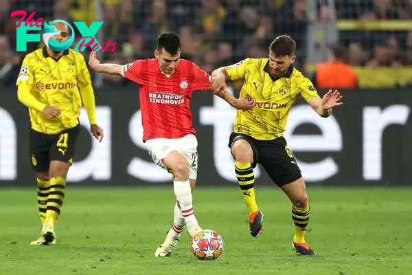 Dortmund (Germany), 13/03/2024.- Eindhoven's Hirving Lozano (C) in action against Dortmund's Salih Oezcan (R) during the UEFA Champions League Round of 16, 2nd leg soccer match between Borussia Dortmund and PSV Eindhoven, in Dortmund, Germany, 13 March 2024. (Liga de Campeones, Alemania, Rusia) EFE/EPA/Christopher Neundorf
