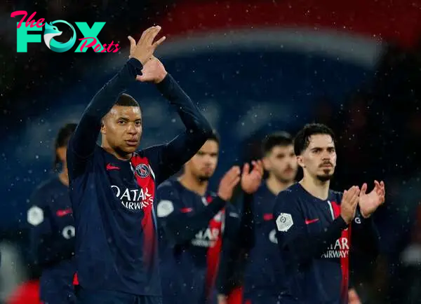 Soccer Football - Ligue 1 - Paris St Germain v Le Havre - Parc des Princes, Paris, France - April 27, 2024 Paris St Germain's Kylian Mbappe applauds fans after the match REUTERS/Gonzalo Fuentes