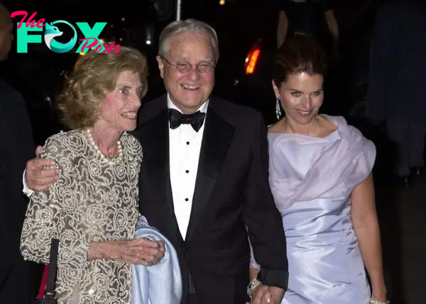 Maria Shriver with her parents at the 2001 Met Gala.