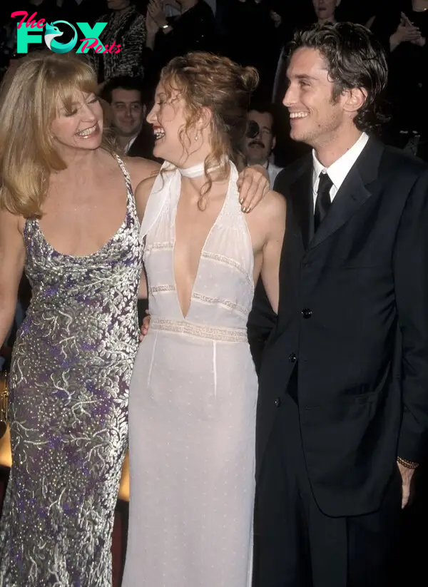 goldie hawn with oliver hudson and kate hudson