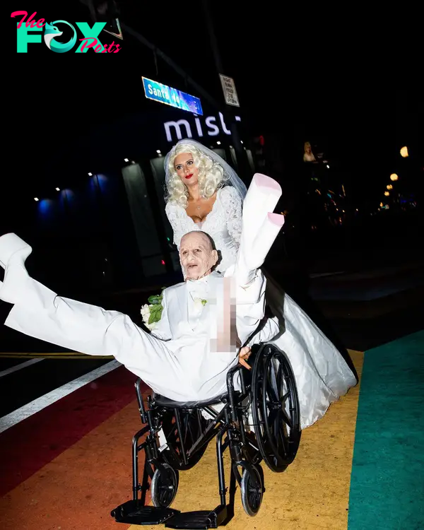 Kate Beckinsale dressed as an old man with her friend dressed as Anna Nicole Smith