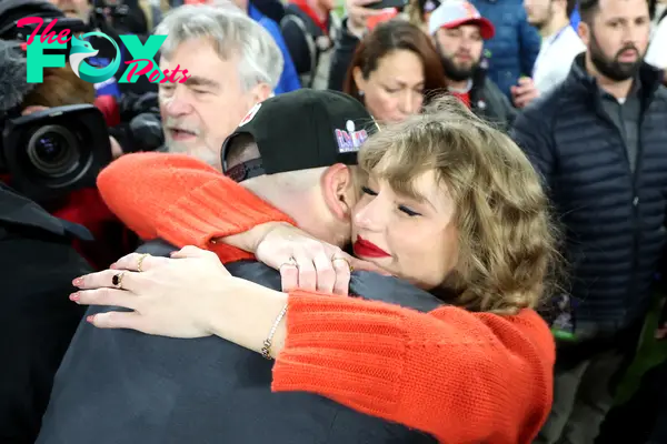 Taylor Swift and Travis Kelce hugging.