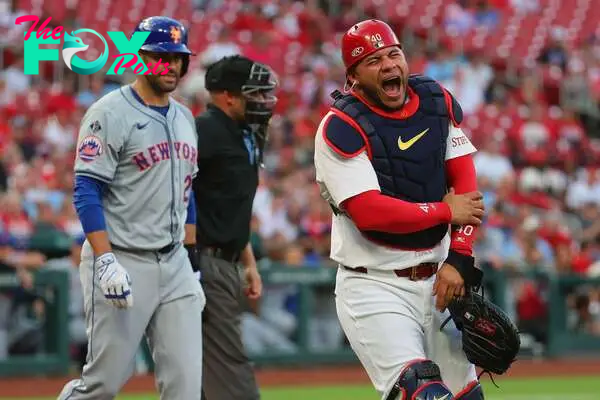 ST LOUIS, MISSOURI - MAY 7: Willson Contreras #40 of the St. Louis Cardinals reacts after getting hit by a bat on a follow through of the swing of J.D. Martinez #28 of the New York Mets in the second inning at Busch Stadium on May 7, 2024 in St Louis, Missouri. Contreras broke his arm on the play.   Dilip Vishwanat/Getty Images/AFP (Photo by Dilip Vishwanat / GETTY IMAGES NORTH AMERICA / Getty Images via AFP)