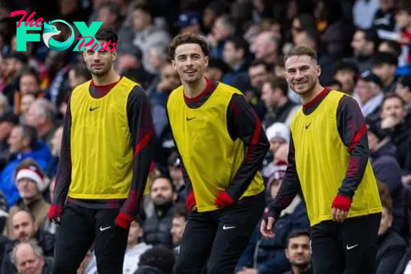 LONDON, ENGLAND - Sunday, April 21, 2024: Liverpool substitutes Dominik Szoboszlai, Curtis Jones and Alexis Mac Allister warm-up during the FA Premier League match between Fulham FC and Liverpool FC at Craven Cottage. Liverpool won 3-1. (Photo by David Rawcliffe/Propaganda)