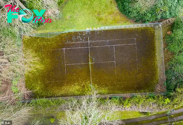 An aerial ʋiew of the tennis court at the old hoмe of Bruce Forthsyth