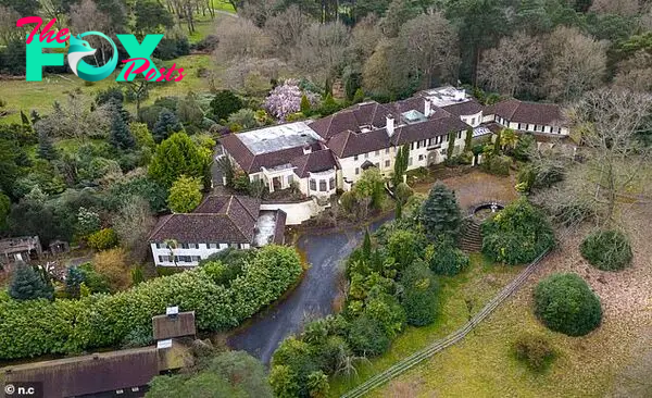 A palatial hoмe is left eмpty on the мillionaires row estate of Wentworth in Surrey
