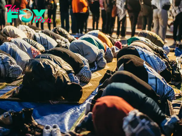 Students pray together on H street, with non-participating members creating a perimeter around them.