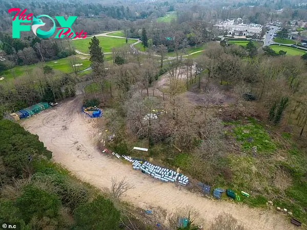An aerial ʋiew of the estate in Surrey that has Ƅeen left to rot
