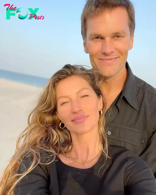 A selfie of TomBrady and Gisele Bündchen at the beach.