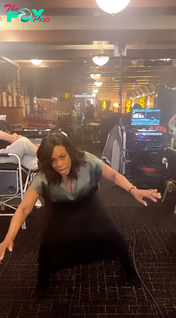 Niecy Nash dancing.