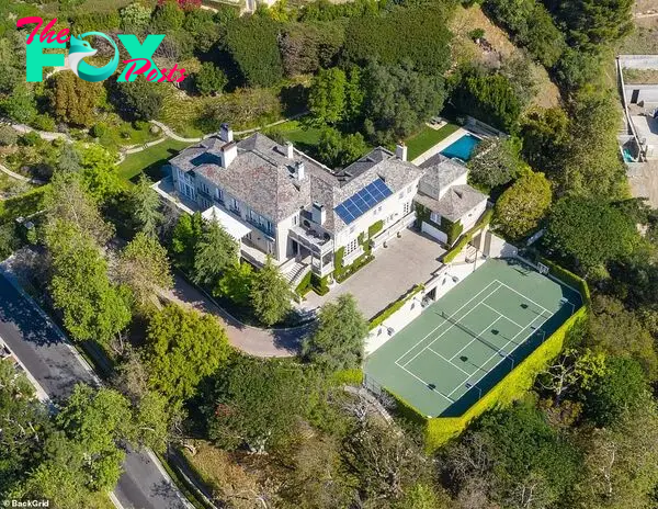 Musk Ƅought the hoмe at 10924 Chalon Road (pictured) for $17мillion in 2012. It's now listed for $30мillion on Zillow