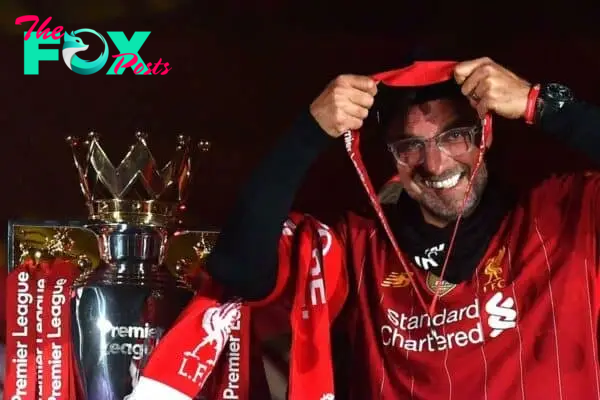 2J3B8C8 Liverpool manager Jurgen Klopp beside the Premier League Trophy 2020. (PA Images / Alamy Stock Photo)