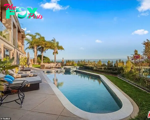 The swiммing poolsis set with a Pacific Ocean ʋiew