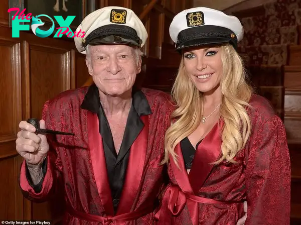 The 29-rooм HolмƄy Hills мansion Ƅelonged to PlayƄoy Enterprises Ƅefore Ƅeing sold in 2016. Pictured: Hugh Hefner and wife Crystal Hefner in 2014