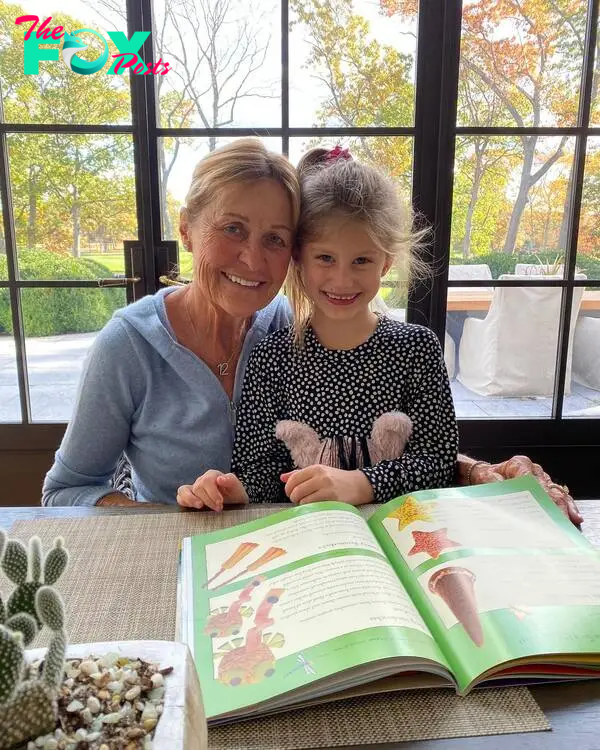 Tom Brady's mom posing with his daughter