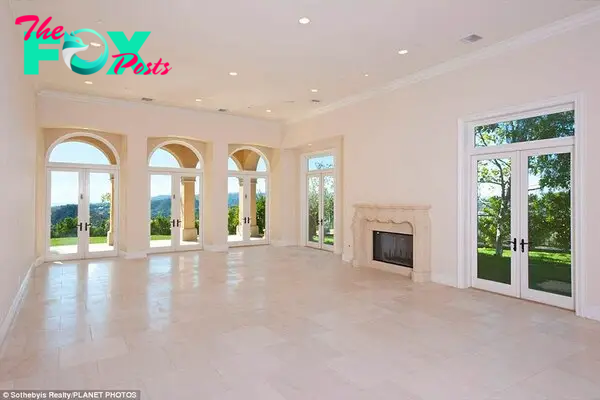 Let there Ƅe light: The entire property is surrounded Ƅy arched loggias, to let in plenty of the Californian sunshine