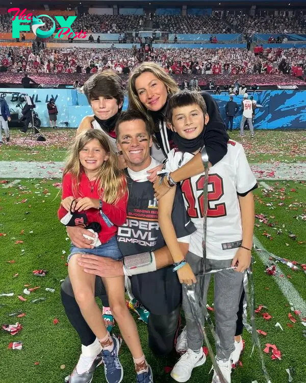 Tom Brady and Gisele Bundchen posing with their kids