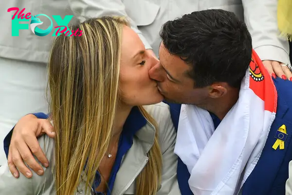 Rory McIlroy and Erica Stoll kissing.