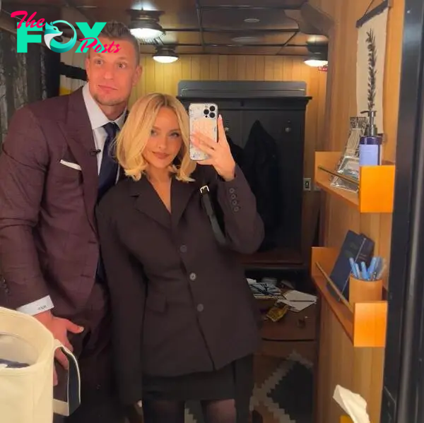 Camille Kostek Rob Gronkowski selfie