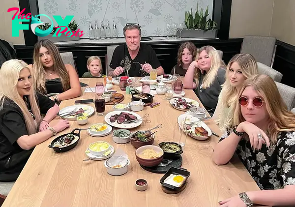 dean mcdermott at a table with his kids and tori spelling