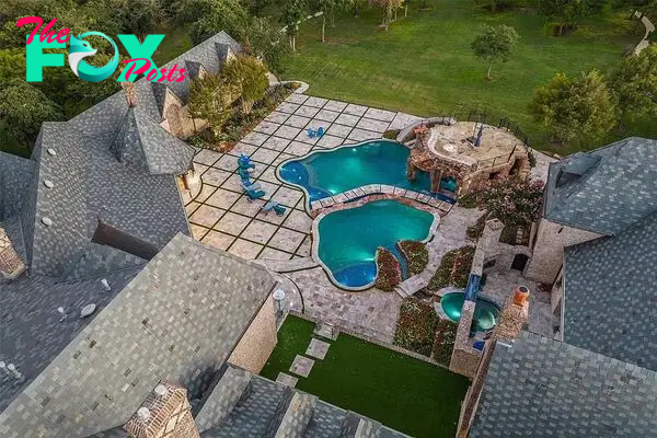 The Estate in Southlake, a true dream home with designer finishes opens to a luxurious living area exudes opulence on over 7 acres featuring a private pond with gorgeous fountains is now available for sale. This home located at 935 W Dove Rd, Southlake, Texas