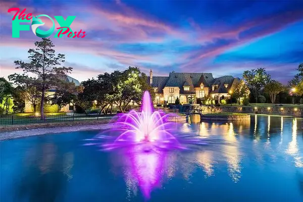 The Estate in Southlake, a true dream home with designer finishes opens to a luxurious living area exudes opulence on over 7 acres featuring a private pond with gorgeous fountains is now available for sale. This home located at 935 W Dove Rd, Southlake, Texas