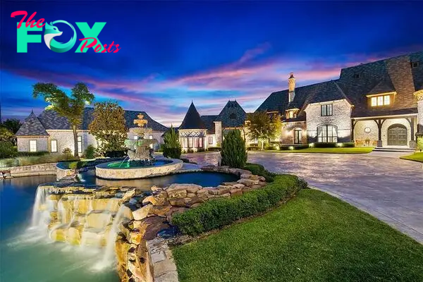 The Estate in Southlake, a true dream home with designer finishes opens to a luxurious living area exudes opulence on over 7 acres featuring a private pond with gorgeous fountains is now available for sale. This home located at 935 W Dove Rd, Southlake, Texas