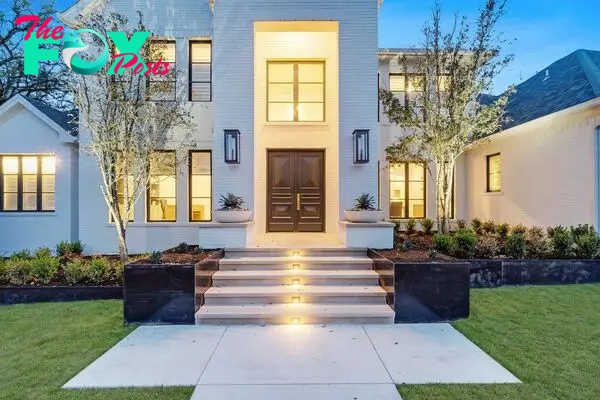 The Contemporary Farmhouse in Austin is a designer’s dream with warm oak floor contrasting with light walls for a classic feel now available for sale. This home located at 5101 Cuesta Verde, Austin, Texas; offering 5 bedrooms and 6 bathrooms with over 4,700 square feet of living spaces.