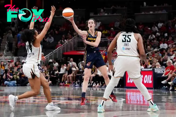 Caitlin Clark #22 of the Indiana Fever passes the ball 