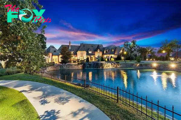 The Estate in Southlake, a true dream home with designer finishes opens to a luxurious living area exudes opulence on over 7 acres featuring a private pond with gorgeous fountains is now available for sale. This home located at 935 W Dove Rd, Southlake, Texas