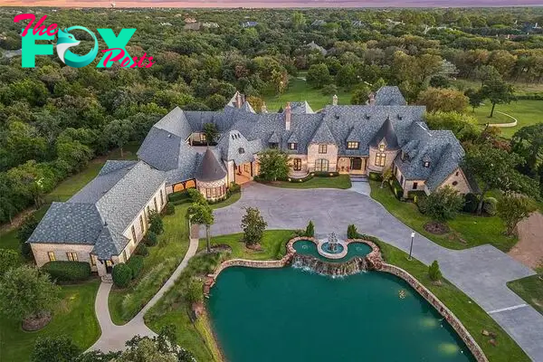 The Estate in Southlake, a true dream home with designer finishes opens to a luxurious living area exudes opulence on over 7 acres featuring a private pond with gorgeous fountains is now available for sale. This home located at 935 W Dove Rd, Southlake, Texas